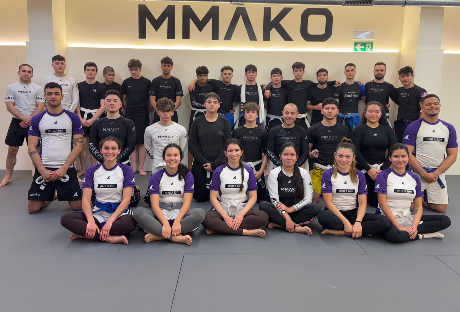 Foto de grupo de los alumnos de MMĀKO Academy en el tatami