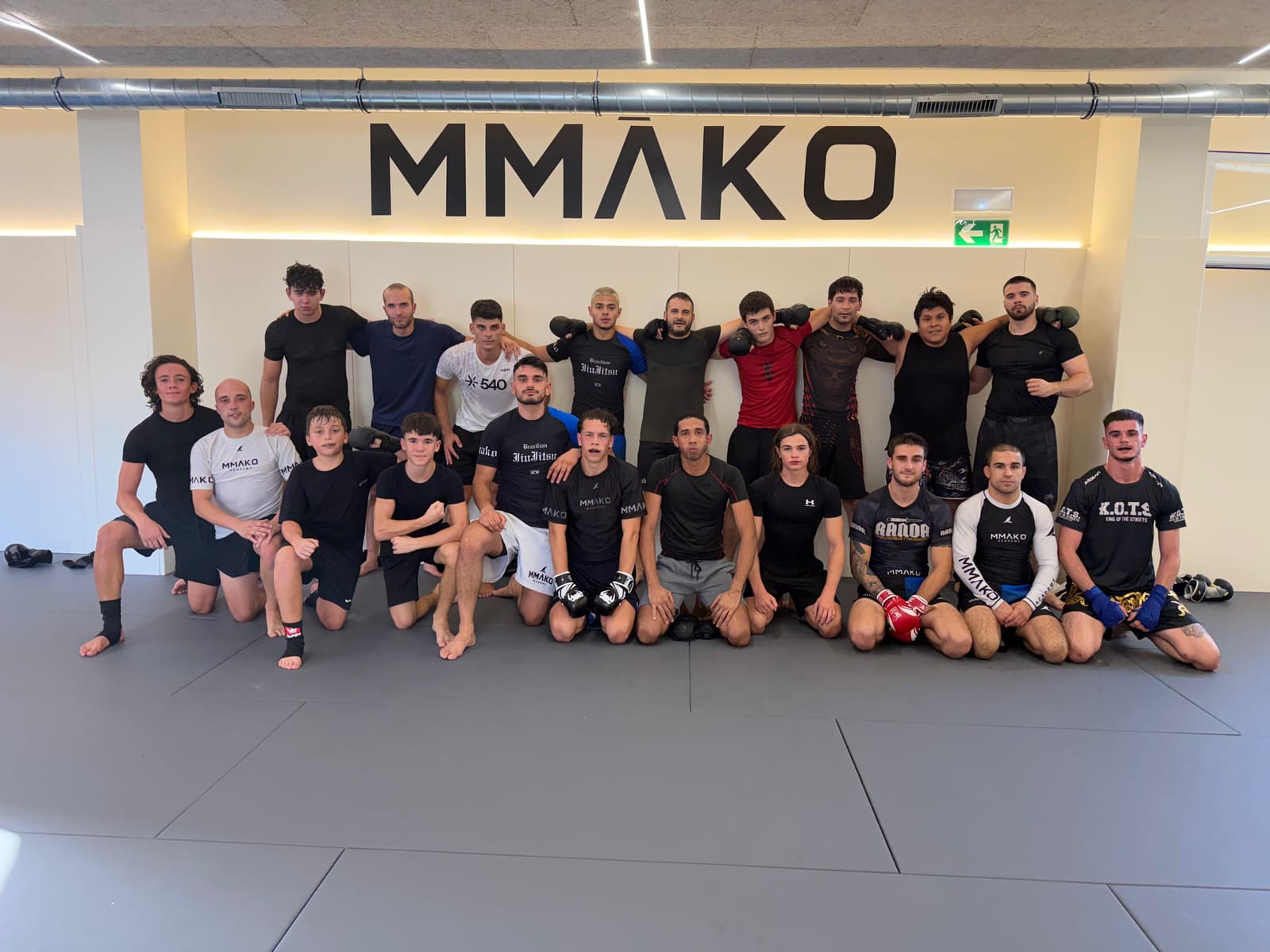Foto de grupo de los alumnos de MMA de MMĀKO Academy