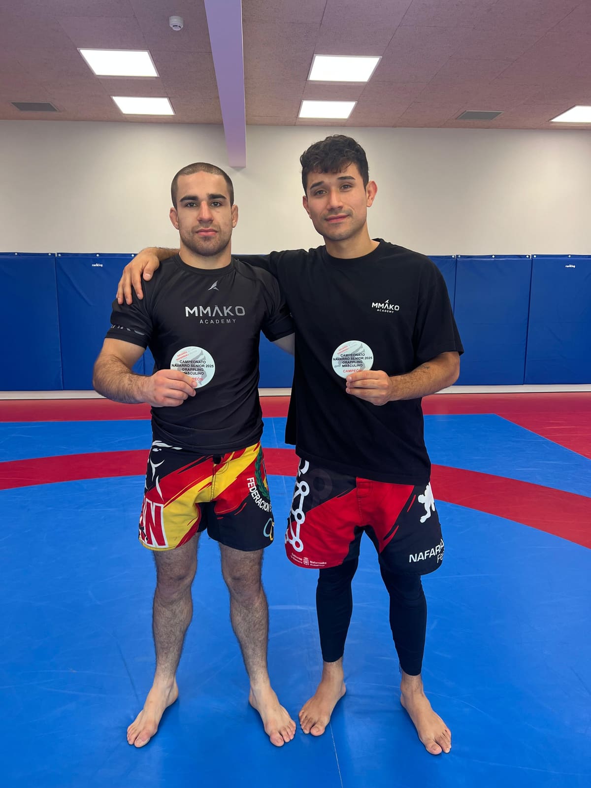 Dos miembros del equipo con sus medallas del Campeonato Navarro de grappling